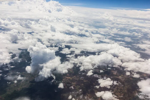 読めずに雲と青い空 — ストック写真