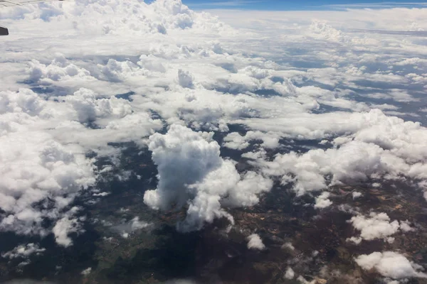 Blauer Himmel mit Wolken auf dem Flugplan — Stockfoto