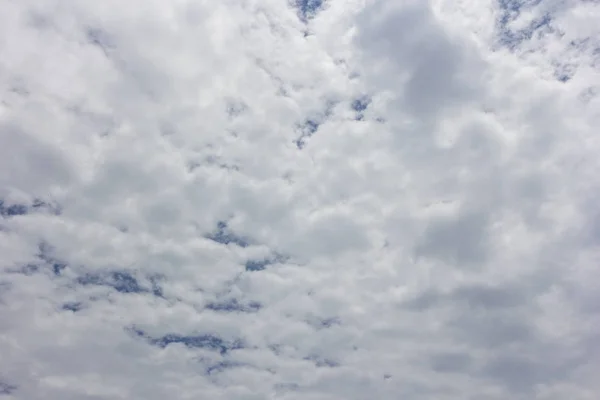 Cielo azul con fondo de nubes —  Fotos de Stock