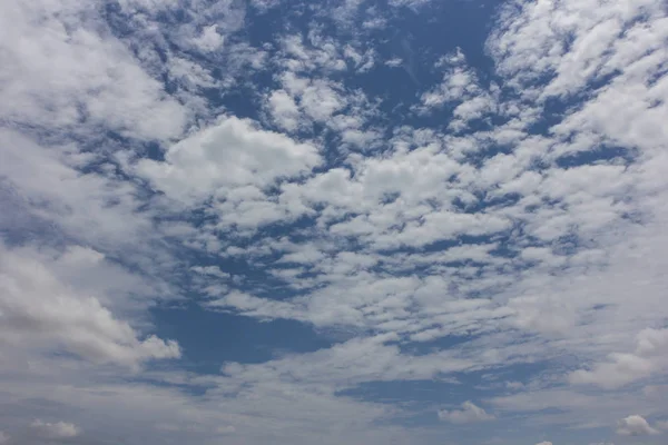 Céu azul com nuvens fundo — Fotografia de Stock