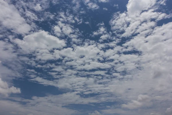 Céu azul com nuvens fundo — Fotografia de Stock