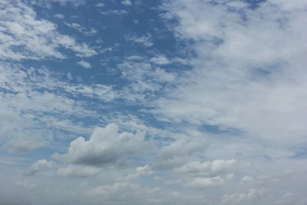 Céu azul com nuvens fundo — Fotografia de Stock