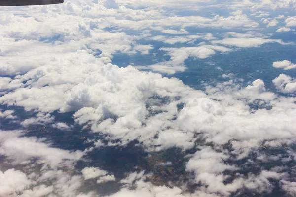 Ciel bleu avec nuages sur l'airplan — Photo