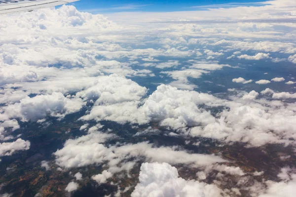 蓝天与云彩在空气计划 — 图库照片