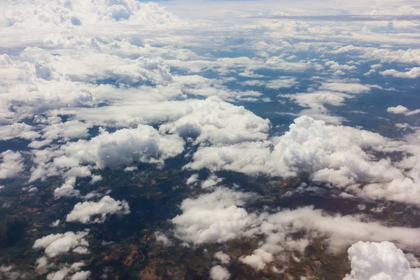 Airplan에 구름과 푸른 하늘 — 스톡 사진