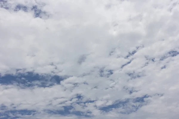 Céu azul com nuvens fundo — Fotografia de Stock