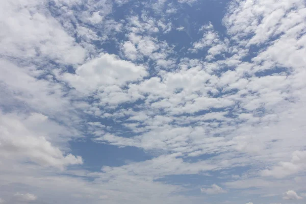 Langit biru dengan latar belakang awan — Stok Foto