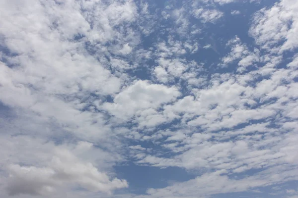 Cielo azul con fondo de nubes —  Fotos de Stock