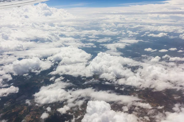 Ciel bleu avec nuages sur l'airplan — Photo