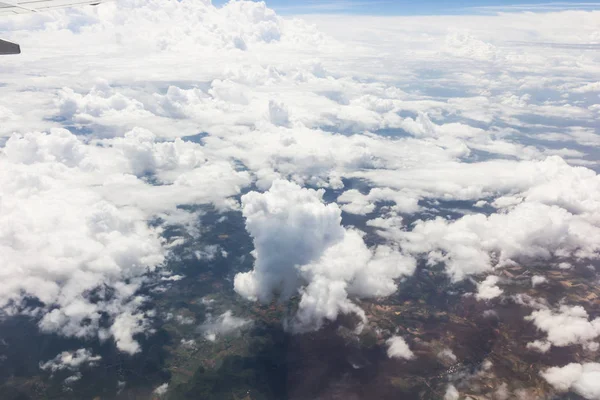 Blauer Himmel mit Wolken auf dem Flugplan — Stockfoto