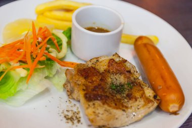 Karabiber ve sosis tavuk biftek