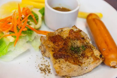 Karabiber ve sosis tavuk biftek