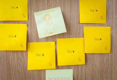 Not kağıdı grunge arkaplanındaki kısa ileti 