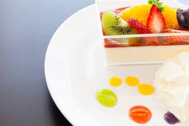 Çilek kreması ve bir fincan çay ve kahve. Tahta arka planda, seçici bir odak noktası.