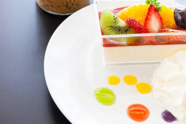 Çilek kreması ve bir fincan çay ve kahve. Tahta arka planda, seçici bir odak noktası.