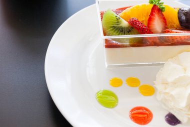 Çilek kreması ve bir fincan çay ve kahve. Tahta arka planda, seçici bir odak noktası.