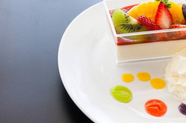 Çilek kreması ve bir fincan çay ve kahve. Tahta arka planda, seçici bir odak noktası.