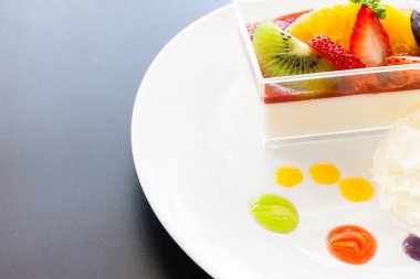 Çilek kreması ve bir fincan çay ve kahve. Tahta arka planda, seçici bir odak noktası.