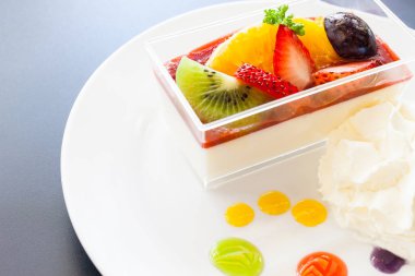 Çilek kreması ve bir fincan çay ve kahve. Tahta arka planda, seçici bir odak noktası.