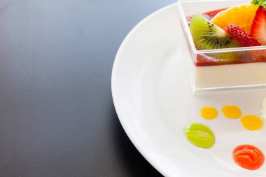 Çilek kreması ve bir fincan çay ve kahve. Tahta arka planda, seçici bir odak noktası.