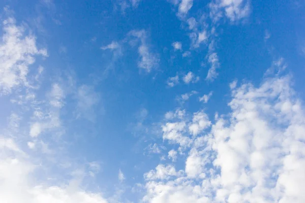 Langit biru dengan latar belakang awan — Stok Foto