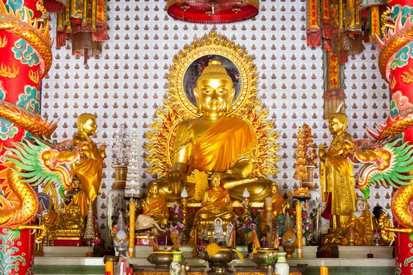 Çin tapınakta altın buddha heykeli 