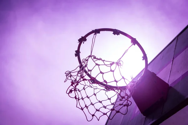 Canestro da basket in legno durante il tramonto. — Foto Stock
