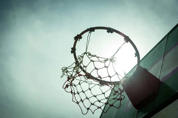 Aro de baloncesto de madera durante la puesta del sol. —  Fotos de Stock