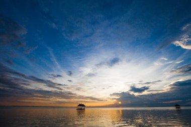 Gün batımında suda yüzen duba.