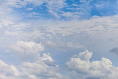 Bulutlu arkaplanlı mavi gökyüzü