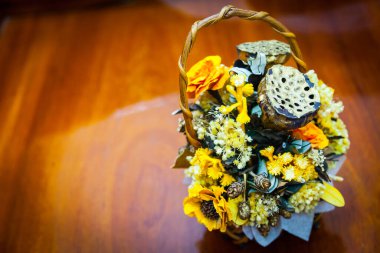 Sepette kurutulmuş çiçek buketi, Doğa