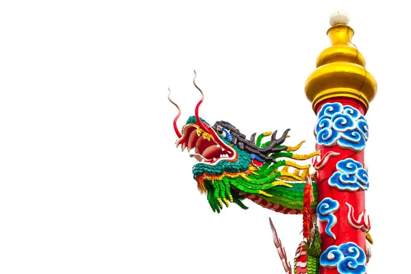 Chinese Draak Gewikkeld Rond Rode Paal Witte Achtergrond — Stockfoto