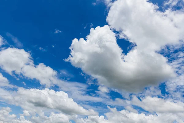 Bulutlu Mavi Gökyüzü Arkaplan — Stok fotoğraf