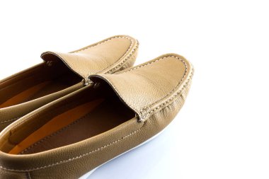 Beyaz arka planda erkek klasik deri kaş ayakkabıları.