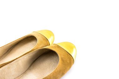 Beyaz arkaplanda kahverengi ve altın ayakkabılar