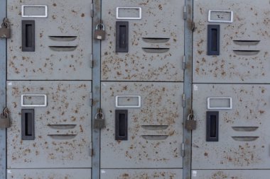 Okuldaki paslı eski dolap ya da dolap.