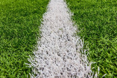 Beyaz çizgili yapay çimenler, futbol stadyumu.