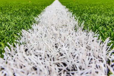 Beyaz çizgili yapay çimenler, futbol stadyumu.
