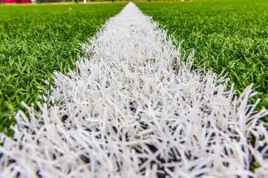 Beyaz çizgili yapay çimenler, futbol stadyumu.