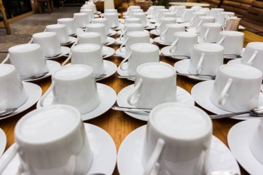 Seminer için bir sürü saf beyaz fincan kahve ve çay tabağı.