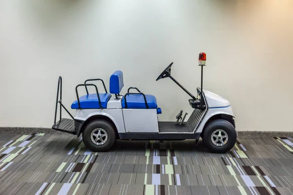 Havaalanında elektrikli golf arabası.