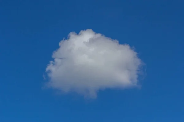 青い空の雲は — ストック写真