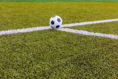 Futbol topu, futbol yapay çimenleri, beyaz çizgili, futbol stadyumu.