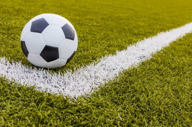 Futbol topu, futbol yapay çimenleri, beyaz çizgili, futbol stadyumu.