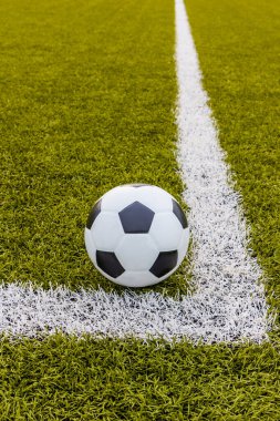Futbol topu, futbol yapay çimenleri, beyaz çizgili, futbol stadyumu.