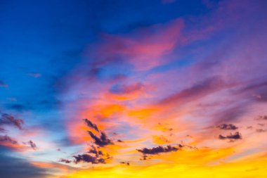 Parkta alacakaranlık gökyüzü