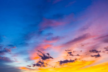 Parkta alacakaranlık gökyüzü