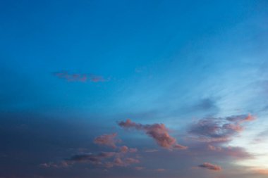 Parkın arka planında alacakaranlık gökyüzü