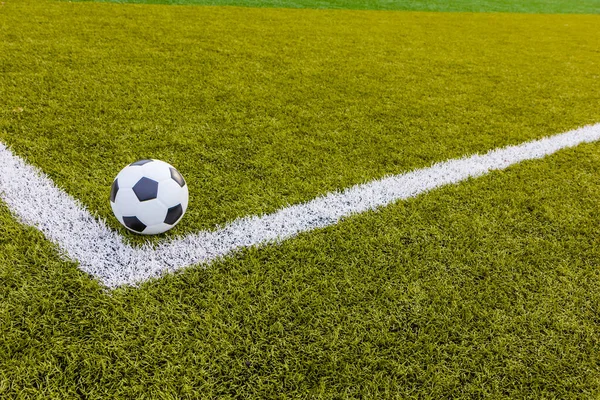 Futbol topu, futbol yapay çimenleri, beyaz çizgili, futbol stadyumu.