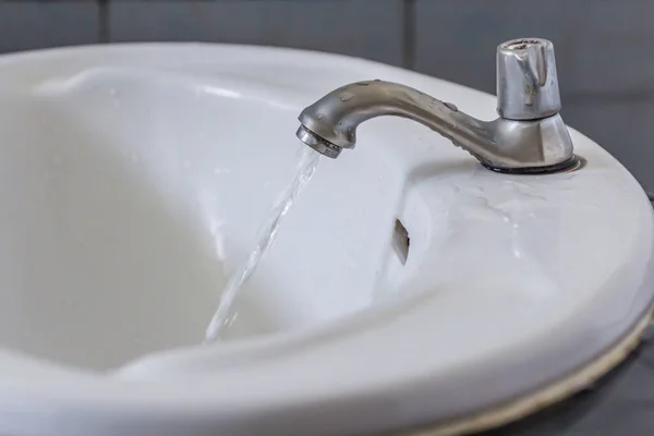 Wasserhahn Der Toilette Abfluss Von Wasser — Stockfoto